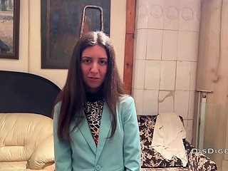 تھیٹر میں ایک معمولی لڑکی کو اٹھایا اور آرٹ گیلری میں جنسی تعلقات کے لئے طلاق دی