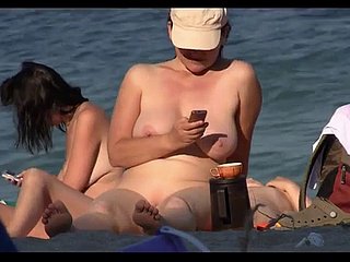 ทารกชีเปลือยไร้ยางอายอาบแดดบนชายหาดบน Spy Cam