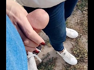 زوجة الهواة مخاطرة handjob في الأماكن العامة
