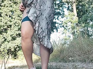 पेशाब करने के लिए झाड़ियों में चला गया