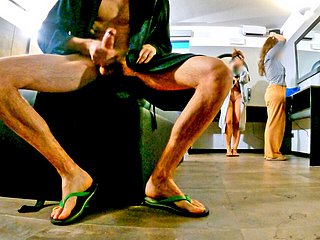 Avventura mista di bagno: seconda parte dell'avventura, cazzo lampeggiante alle due puttane e sborra davvero enorme