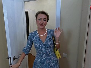돈이 충분하면이 숙련 된 MILF는 당신에게 그녀의 항문을 줄 것입니다