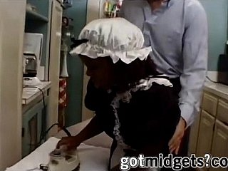Siyah cüce hizmetçisi toprak sahiplerinin sikini emiyor