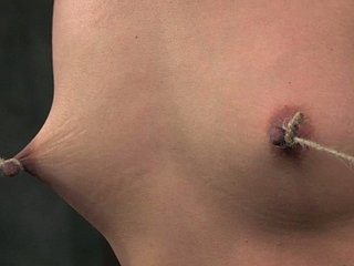 melt away zerstörte Brünette Doxy bringt ihre Brustwarzen unter Druck an melt away Füße gebunden