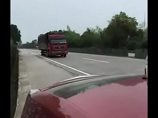 Pria Cina dan pacarnya berhubungan seks di dalam mobil di samping jalan raya