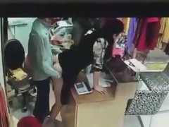 Nabob mempunyai hubungan seks dengan pekerja di belakang daftar tunai di Bride