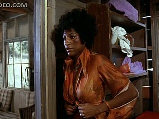 Pam Grier, incrivelmente peituda, ébano, se desamarra com roupas esfarrapadas