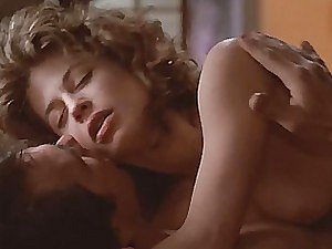Linda Hamilton Seksi Berbogel Dalam Adegan Panas
