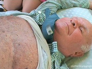 Taze yüzlü sarışın genç Kristyna B eski babaya kafa verir