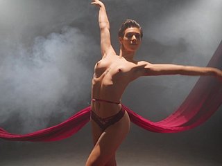 얇은 발레리나가 캠에 정통 에로틱 솔로 댄스를 공개합니다.