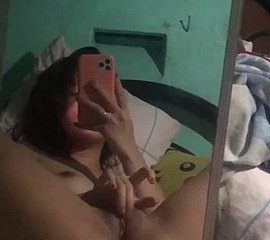 鏡の前で自慰行為をする