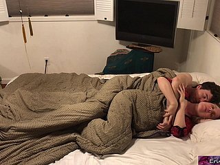새엄마는 의붓아들과 침대를 공유합니다 - Erin Electra