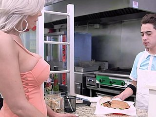 Sentiti benissimo guardando una compilation selvaggia di MILF selvagge e ragazze che scopano selvaggiamente