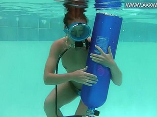 La bellezza ungherese si scopa un dildo sott'acqua