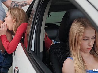 Russische Schlampe wird hinter dem Rücken ihrer Freundin in einem Motor vehicle gefickt.