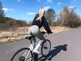 Tay đua xe đạp tóc vàng cho thấy bạn thân đào đến đối tác của cô ấy và fucks trong công viên công cộng
