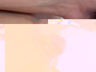 Coldness ragazza sexy Belle Clarie allarga le gambe e usa un vibratore