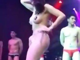中国のモデルは自分の体を披露します