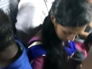تلمس حافلة الهندي