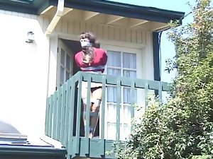 mulher vermelha camisa casa invadida