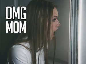 딸은 엄마와 그녀의 교사 시계