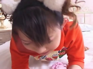 น่ารักและน่ารักผมเปียวัยรุ่นเอเชียได้รับการตอก