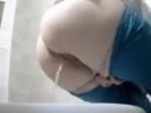 Matured Bastardize pisses here toilet! Full stream! Close-knit cam!