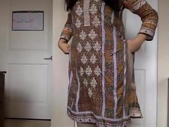 desi ragazza Spogliarello suo Salwar Kameez a nudo e prendere take giro noi