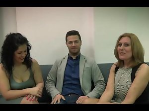 Dua Big MILF Berbagi COCK muda