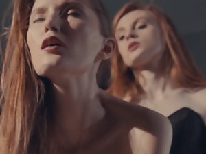 Dois Hot Redhead Lésbicas Strapon Foda