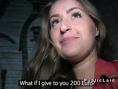 Halk arasında çarptım Busty esmer amatör