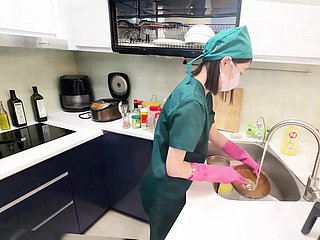 De verpleegster wordt van achteren in the matter of haar lichaam gestoken way in de dokter en komt klaar in the matter of de kont