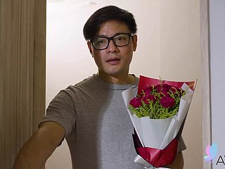 Remaja tetek besar Taiwan Stacy sedang melakukan hubungan seks dan menikmatinya.