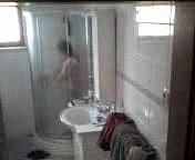 Chinesische reife Oma in der Dusche