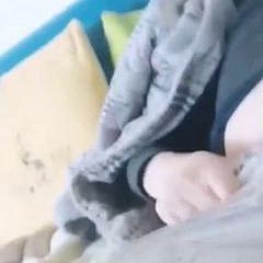 若い男がおじいちゃんを吸う