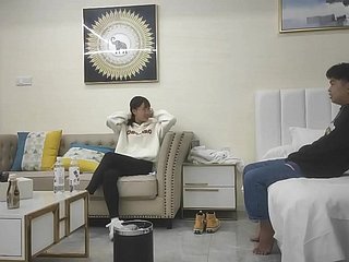 ایک خوبصورت عورت گھر کھولنے نکلی۔ چینی خواتین بہت خوش ہیں۔