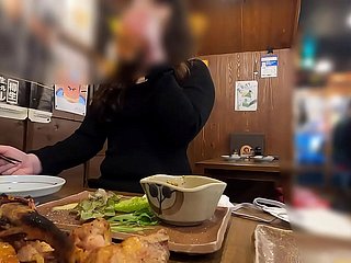 Absolut echter japanischer Privatvoyeur. Wunderschöner Hintern. Plötzliche Veränderung bei ungezogener 28-Jähriger, die in einer Eisdiele arbeitet. Traf eine sexliebende Frau, die in einer Dating-