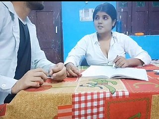 Cô giáo của tôi rất nóng bỏng và gợi cảm, tôi phải quan hệ với cô giáo ngực khủng xxxsoniya