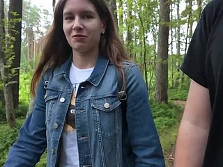 私は森の中で彼女の口の中に射精した
