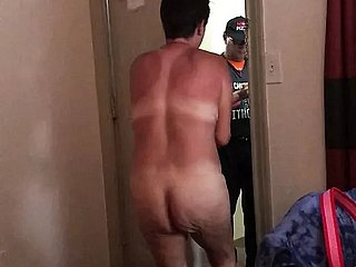 ピザを配達してもらう裸の妻