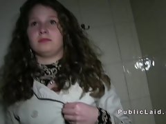 agente di pubblica scopa teen in Palestra cambiare