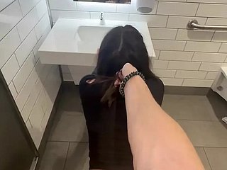 Tiener wil iets nieuws proberen en neukt vreemde in het Walmart-toilet