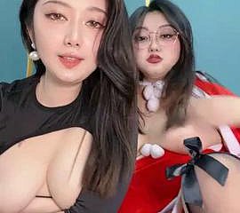 Deux Chinoises aux gros seins et aux formes généreuses se well-head plaisir en camshow