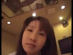 アジアの女の子はおしっこと男のコックにオナラ