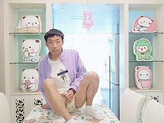 アジアのかわいい男の子の別荘レストランでのうめき声オナニー射精ザーメンを食べる