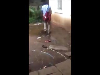 Afrikanische Frauen durch seinen Schwanz erstaunt