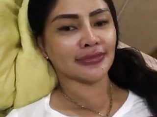 Indonesiana MILF scuro boscage i capezzoli vedere attraverso