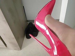 Mi esposa un poco broom nuevos tacones rojos