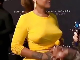 Rihanna Titten harte Nippel