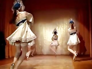 cô gái xinh đẹp đang nhảy múa.